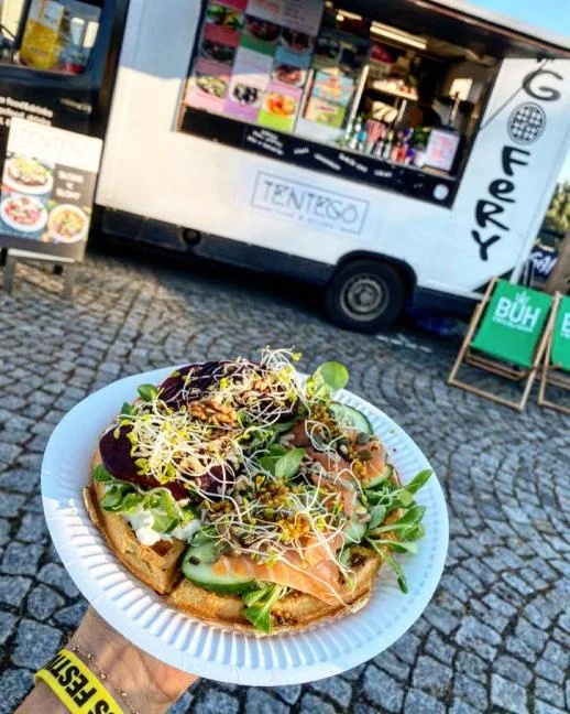 Food truck TenTego wkomponowany w zieloną strefę chilloutu na festiwalu plenerowym