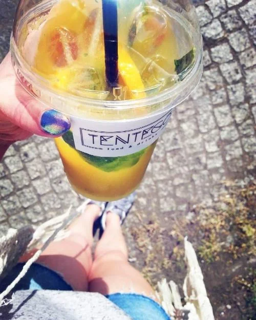 Kraftowa lemoniada z cytryną, świeżą miętą i plastrami cytrusów w biodegradowalnym kubku
