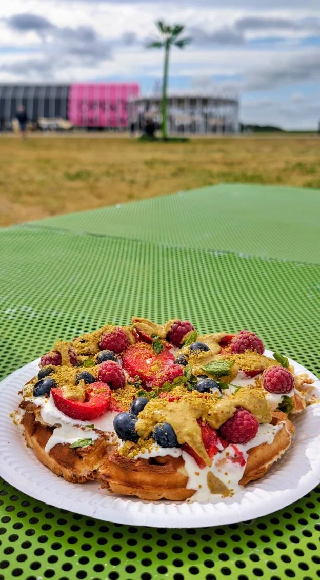 Para Młoda i goście weselni degustujący gofry rzemieślnicze TenTego